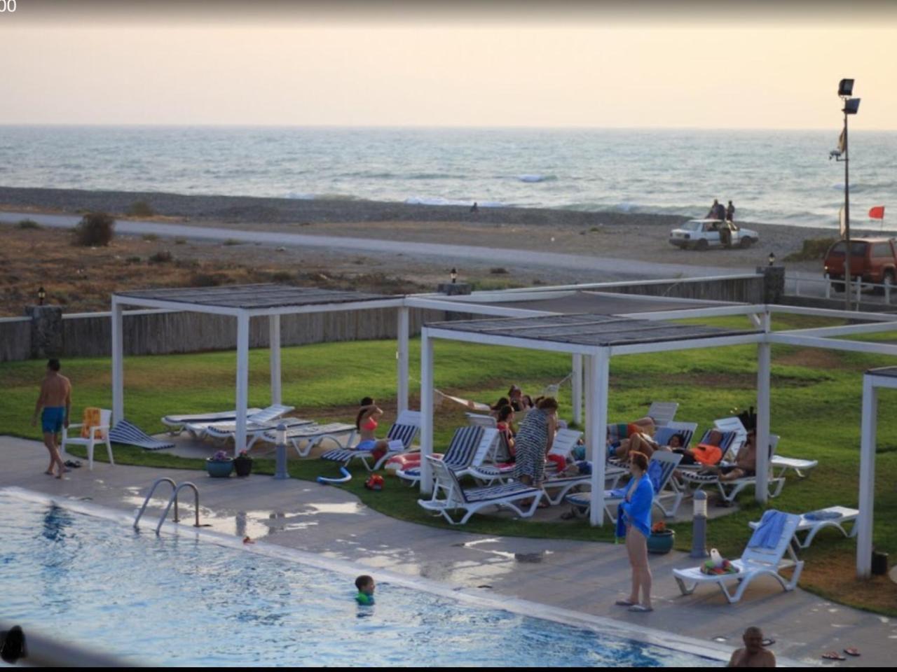 Aphrodite Beachfront Apartment Ghaziveran Eksteriør billede